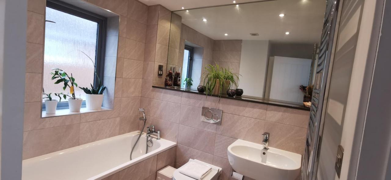 Modern City Centre House With Free Parking Canterbury Exterior photo